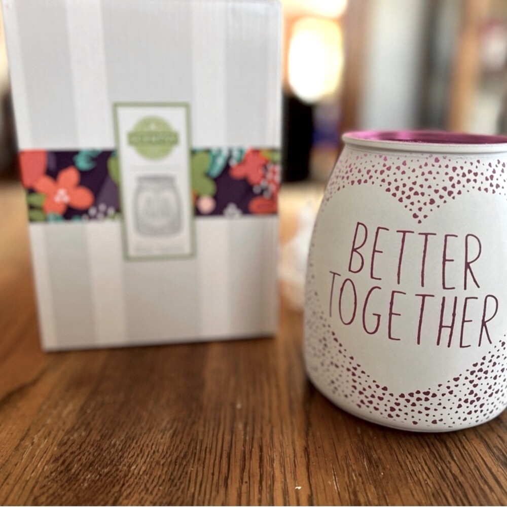 New Scentsy “Better Together” Hearts White On Fuchsia Warmer